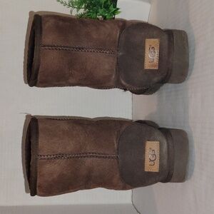 UGG Classic Short Boot II Women's size 8. Chocolate Brown in color.